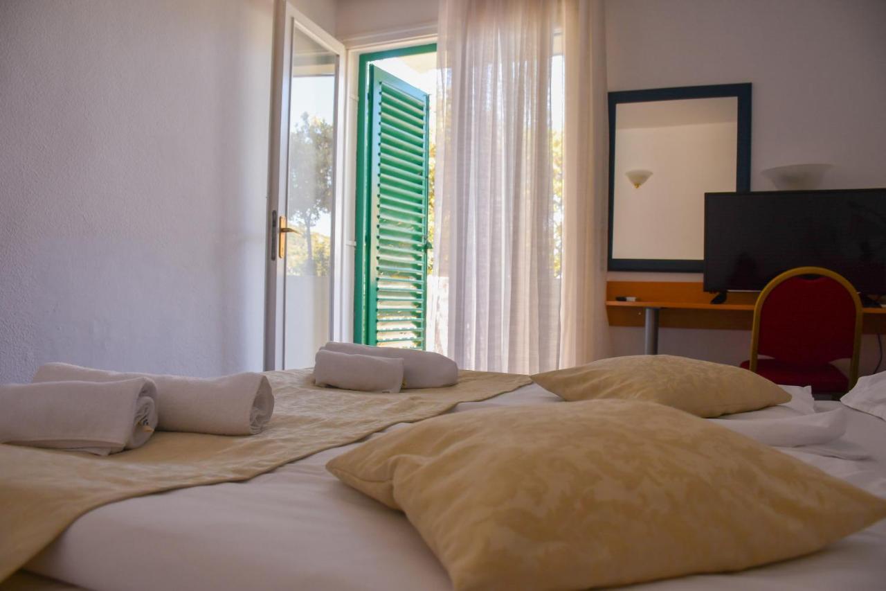 Hotel Sirena Hvar ฮวาร์ ภายนอก รูปภาพ