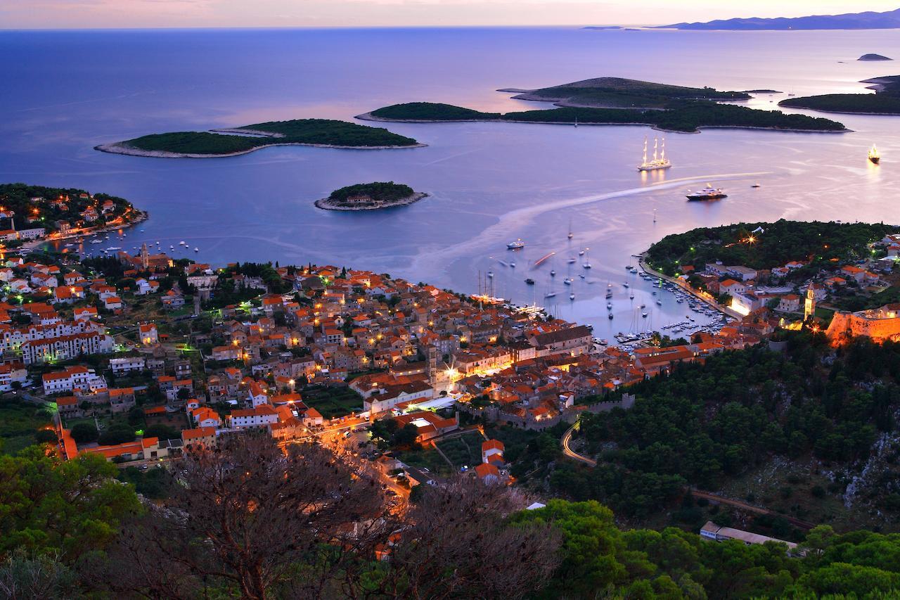 Hotel Sirena Hvar ฮวาร์ ภายนอก รูปภาพ