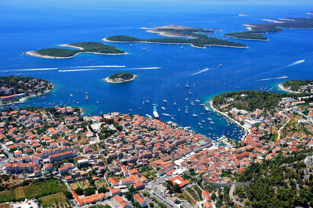 Hotel Sirena Hvar ฮวาร์ ภายนอก รูปภาพ