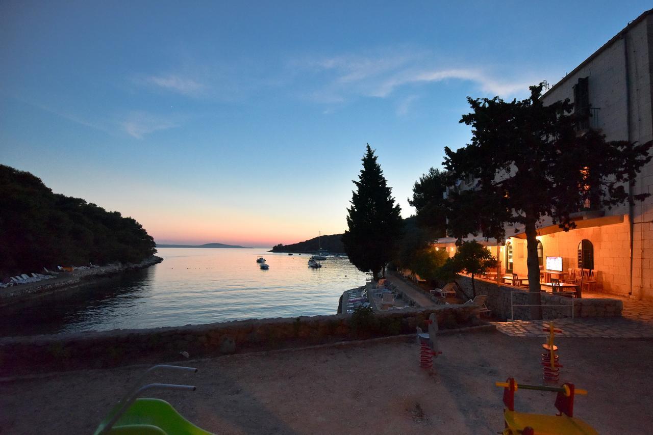 Hotel Sirena Hvar ฮวาร์ ภายนอก รูปภาพ